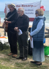 Publiczny różaniec w adelajdzkiej Christies Beach